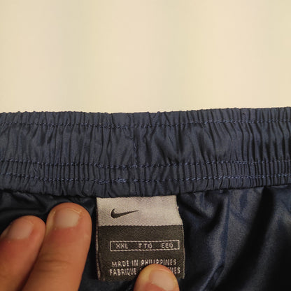 Entdecke unsere Vintage Track Pants von Nike und anderen Marken, erhältlich bei Valuxery.de - Dein Shop für trendige Vintage - Kleidung. Unsere Track Pants sind aus hochwertigen Materialien und