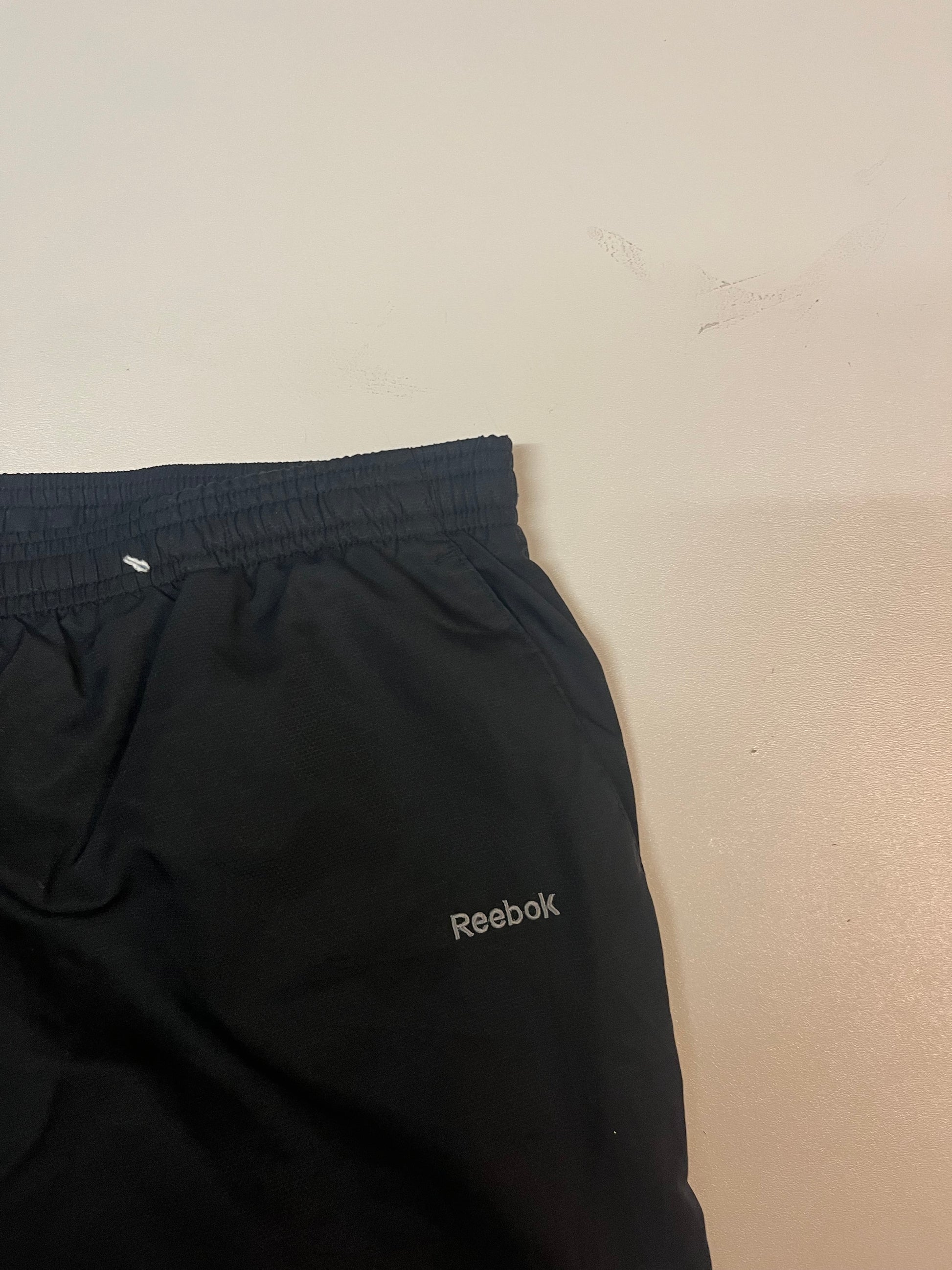 Entdecke unsere Vintage Track Pants von Nike und anderen Marken, erhältlich bei Valuxery.de - Dein Shop für trendige Vintage - Kleidung. Unsere Track Pants sind aus hochwertigen Materialien und