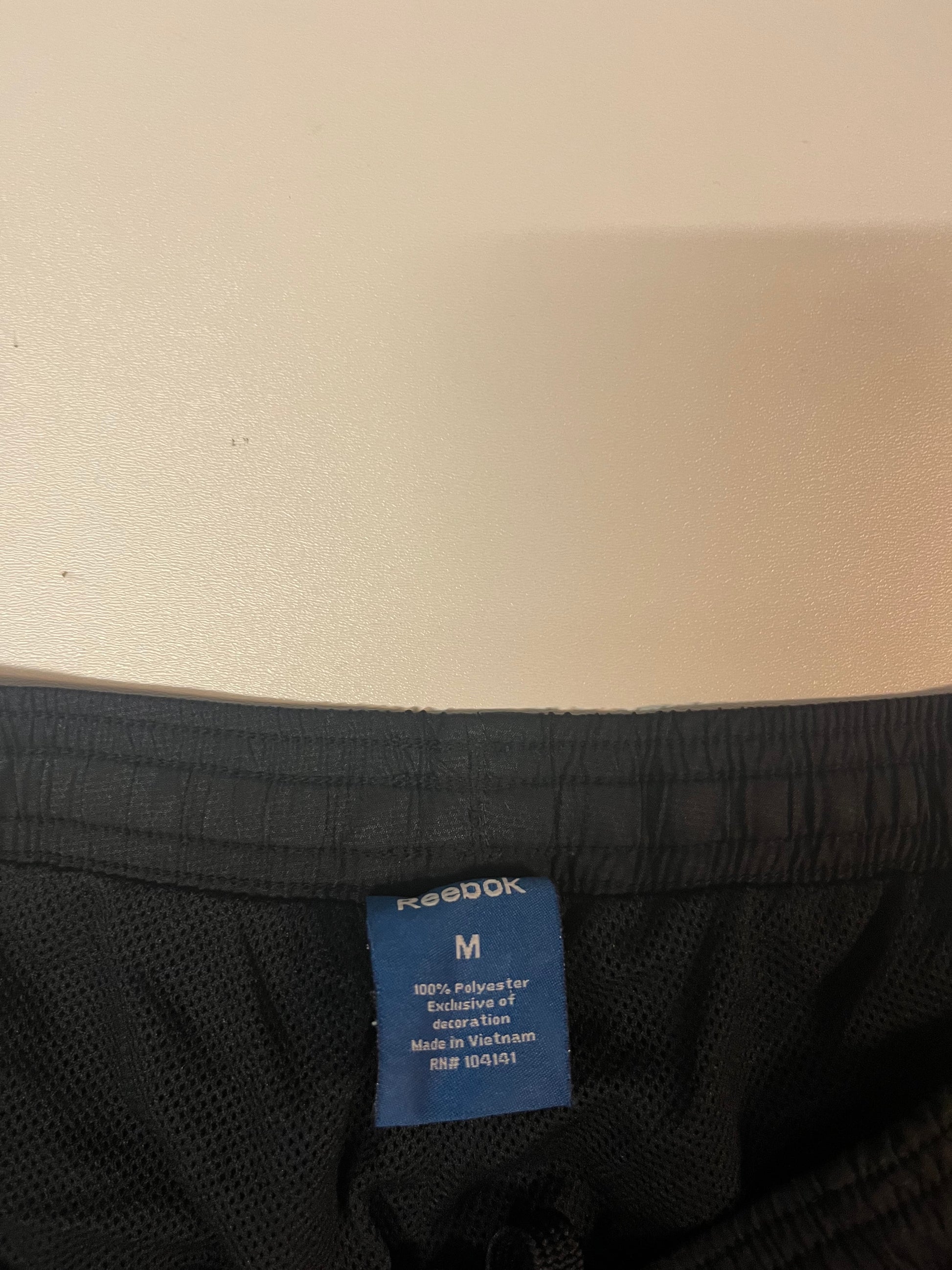 Entdecke unsere Vintage Track Pants von Nike und anderen Marken, erhältlich bei Valuxery.de - Dein Shop für trendige Vintage - Kleidung. Unsere Track Pants sind aus hochwertigen Materialien und