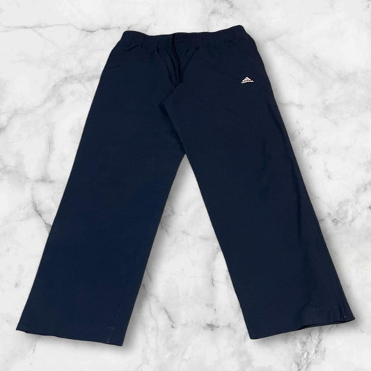 Entdecke unsere Vintage Track Pants von Nike und anderen Marken, erhältlich bei Valuxery.de - Dein Shop für trendige Vintage - Kleidung. Unsere Track Pants sind aus hochwertigen Materialien und