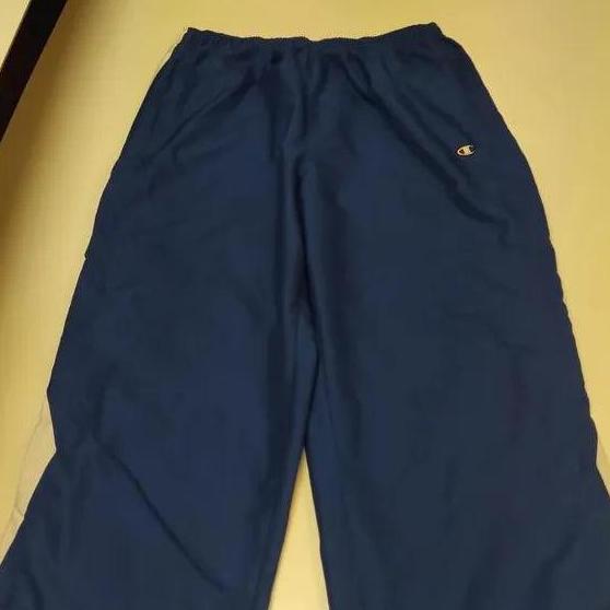 Entdecke unsere Vintage Track Pants von Nike und anderen Marken, erhältlich bei Valuxery.de - Dein Shop für trendige Vintage - Kleidung. Unsere Track Pants sind aus hochwertigen Materialien und