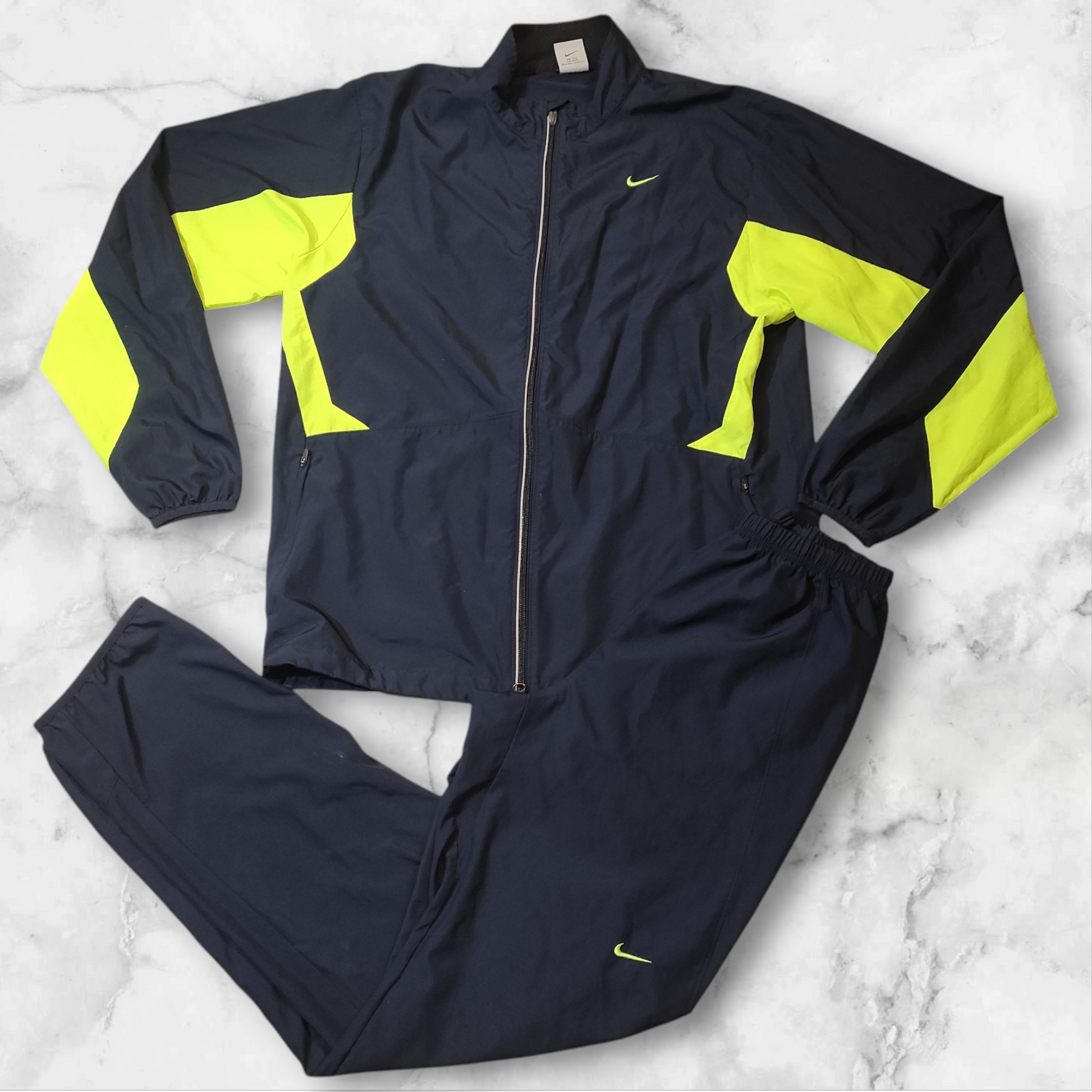 Entdecke unsere Vintage Track Pants von Nike und anderen Marken, erhältlich bei Valuxery.de - Dein Shop für trendige Vintage - Kleidung. Unsere Track Pants sind aus hochwertigen Materialien und
