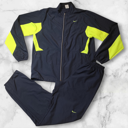 Entdecke unsere Vintage Track Pants von Nike und anderen Marken, erhältlich bei Valuxery.de - Dein Shop für trendige Vintage - Kleidung. Unsere Track Pants sind aus hochwertigen Materialien und