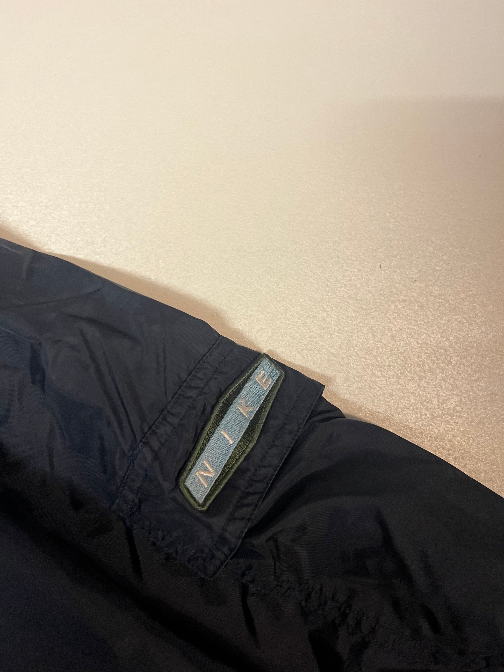 Entdecke unsere Vintage Track Pants von Nike und anderen Marken, erhältlich bei Valuxery.de - Dein Shop für trendige Vintage - Kleidung. Unsere Track Pants sind aus hochwertigen Materialien und