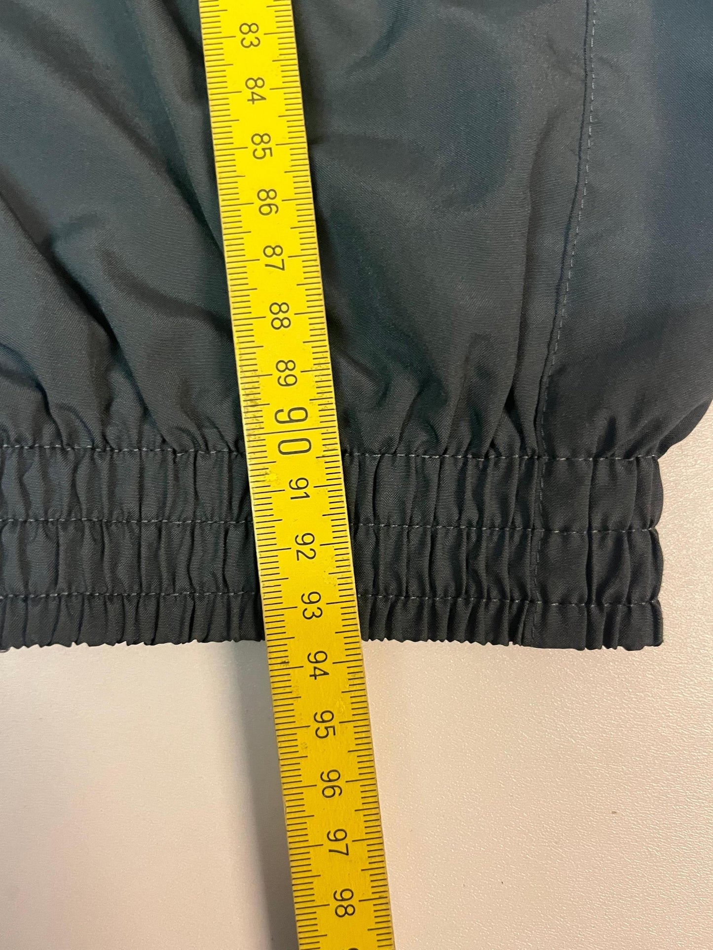Entdecke unsere Vintage Track Pants von Nike und anderen Marken, erhältlich bei Valuxery.de - Dein Shop für trendige Vintage - Kleidung. Unsere Track Pants sind aus hochwertigen Materialien und