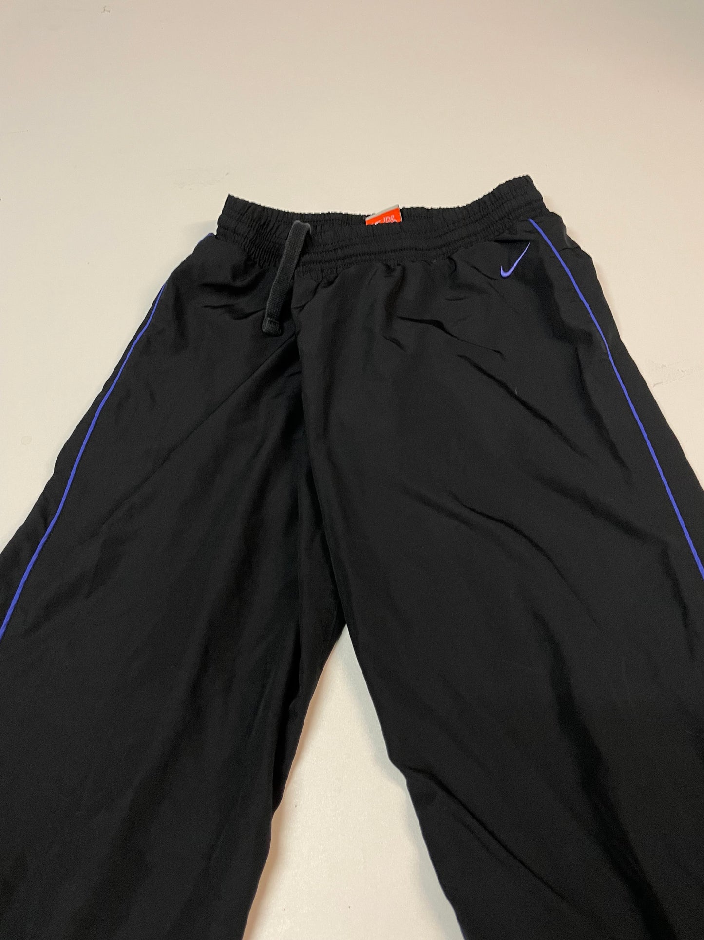 Entdecke unsere Vintage Track Pants von Nike und anderen Marken, erhältlich bei Valuxery.de - Dein Shop für trendige Vintage - Kleidung. Unsere Track Pants sind aus hochwertigen Materialien und