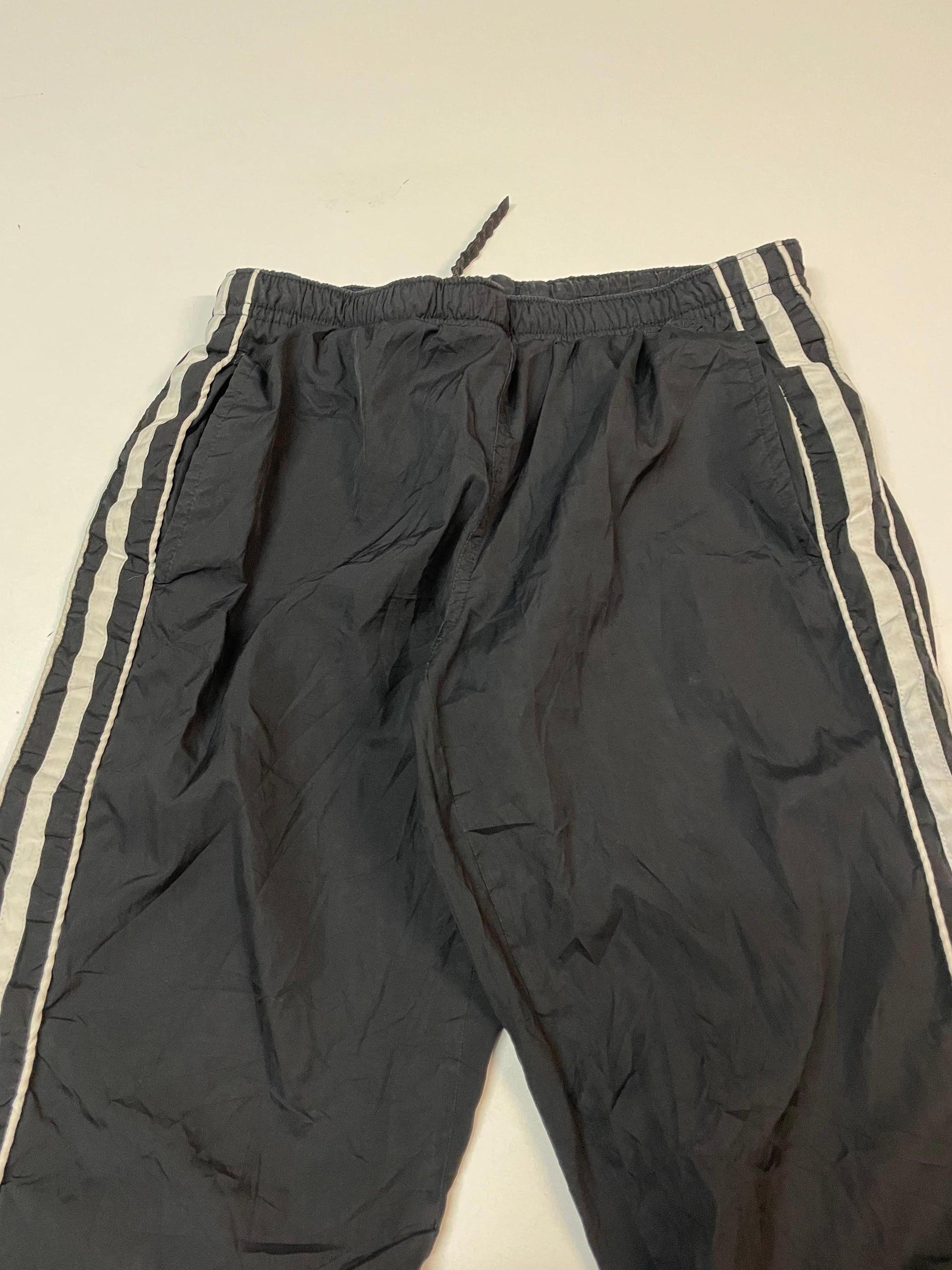 Entdecke unsere Vintage Track Pants von Nike und anderen Marken, erhältlich bei Valuxery.de - Dein Shop für trendige Vintage - Kleidung. Unsere Track Pants sind aus hochwertigen Materialien und