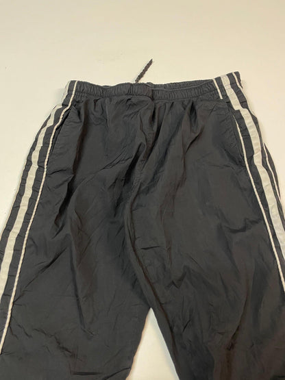 Entdecke unsere Vintage Track Pants von Nike und anderen Marken, erhältlich bei Valuxery.de - Dein Shop für trendige Vintage - Kleidung. Unsere Track Pants sind aus hochwertigen Materialien und