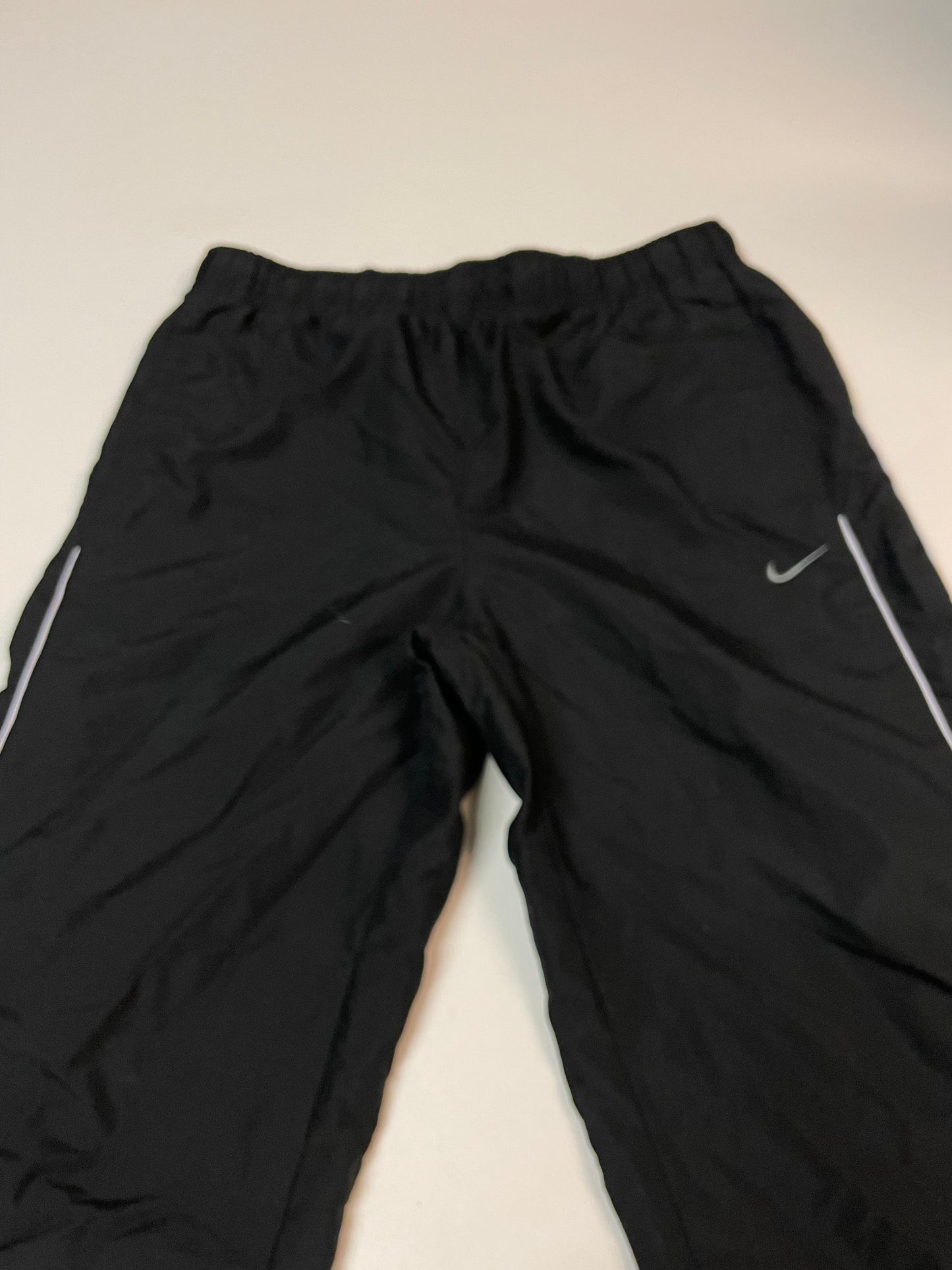 Entdecke unsere Vintage Track Pants von Nike und anderen Marken, erhältlich bei Valuxery.de - Dein Shop für trendige Vintage - Kleidung. Unsere Track Pants sind aus hochwertigen Materialien und