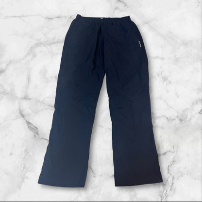 Entdecke unsere Vintage Track Pants von Nike und anderen Marken, erhältlich bei Valuxery.de - Dein Shop für trendige Vintage - Kleidung. Unsere Track Pants sind aus hochwertigen Materialien und