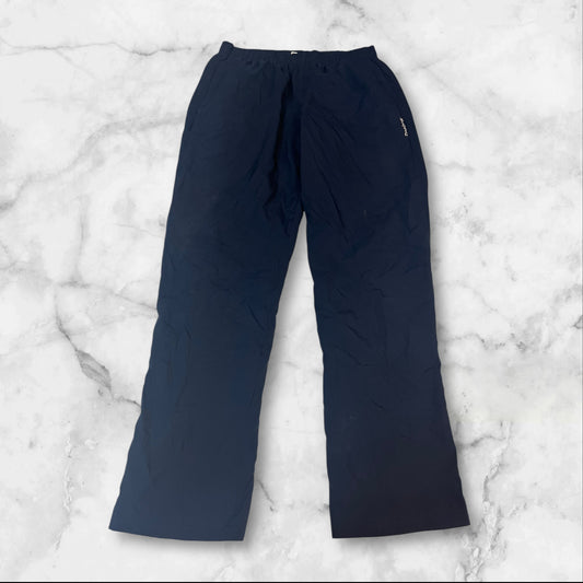 Entdecke unsere Vintage Track Pants von Nike und anderen Marken, erhältlich bei Valuxery.de - Dein Shop für trendige Vintage - Kleidung. Unsere Track Pants sind aus hochwertigen Materialien und