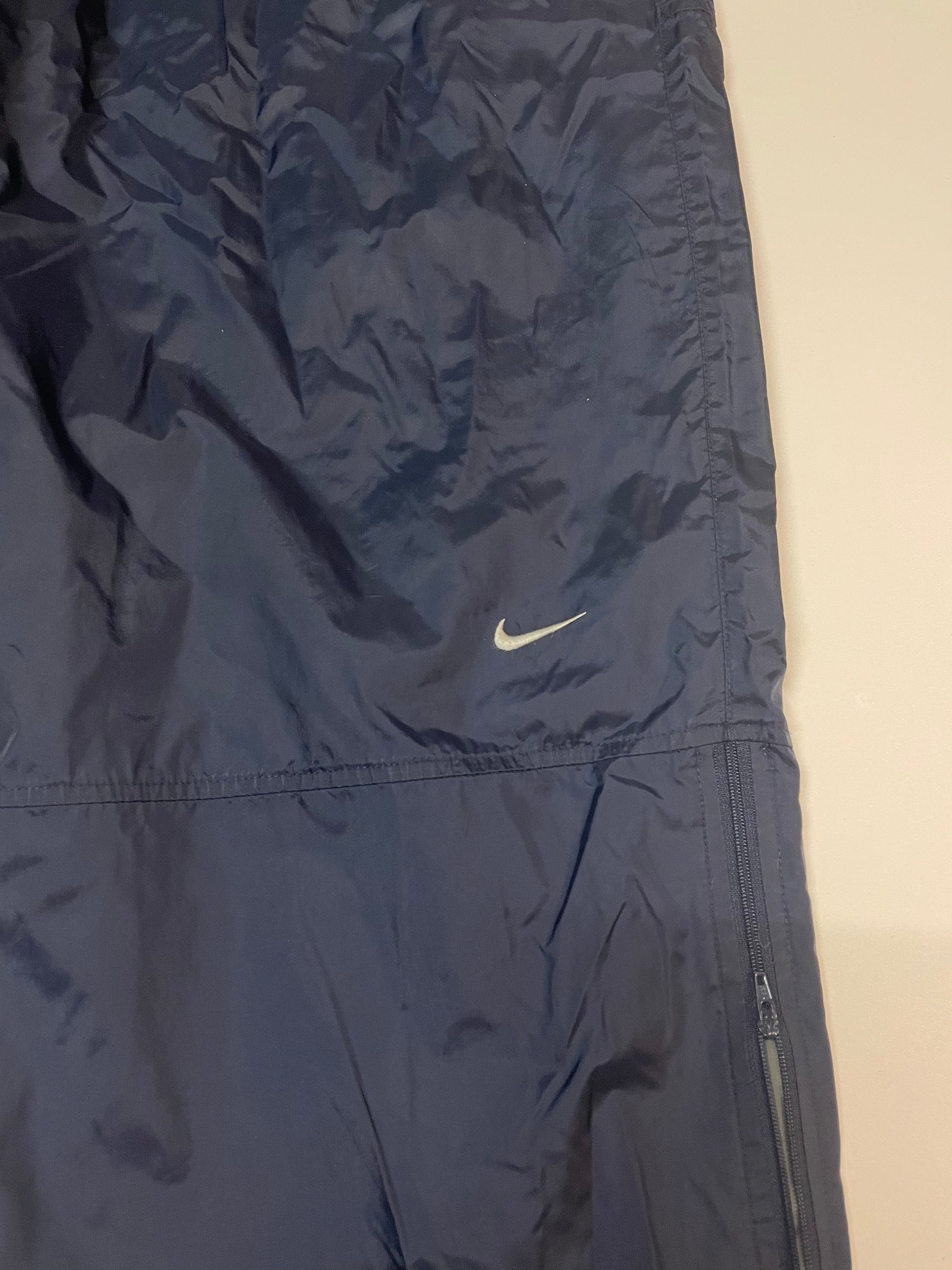 Entdecke unsere Vintage Track Pants von Nike und anderen Marken, erhältlich bei Valuxery.de - Dein Shop für trendige Vintage - Kleidung. Unsere Track Pants sind aus hochwertigen Materialien und