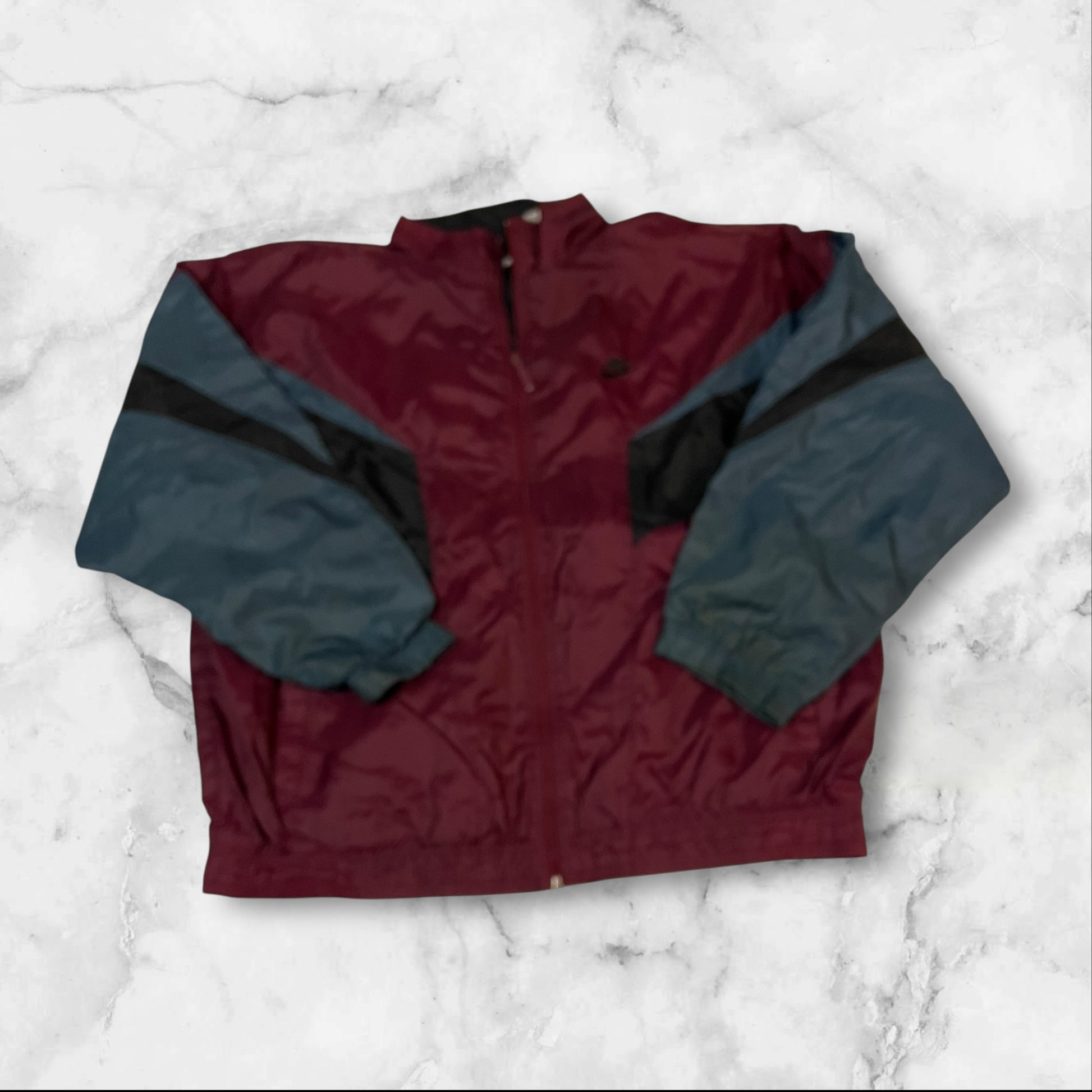 Entdecke unsere Vintage Track Pants von Nike und anderen Marken, erhältlich bei Valuxery.de - Dein Shop für trendige Vintage - Kleidung. Unsere Track Pants sind aus hochwertigen Materialien und