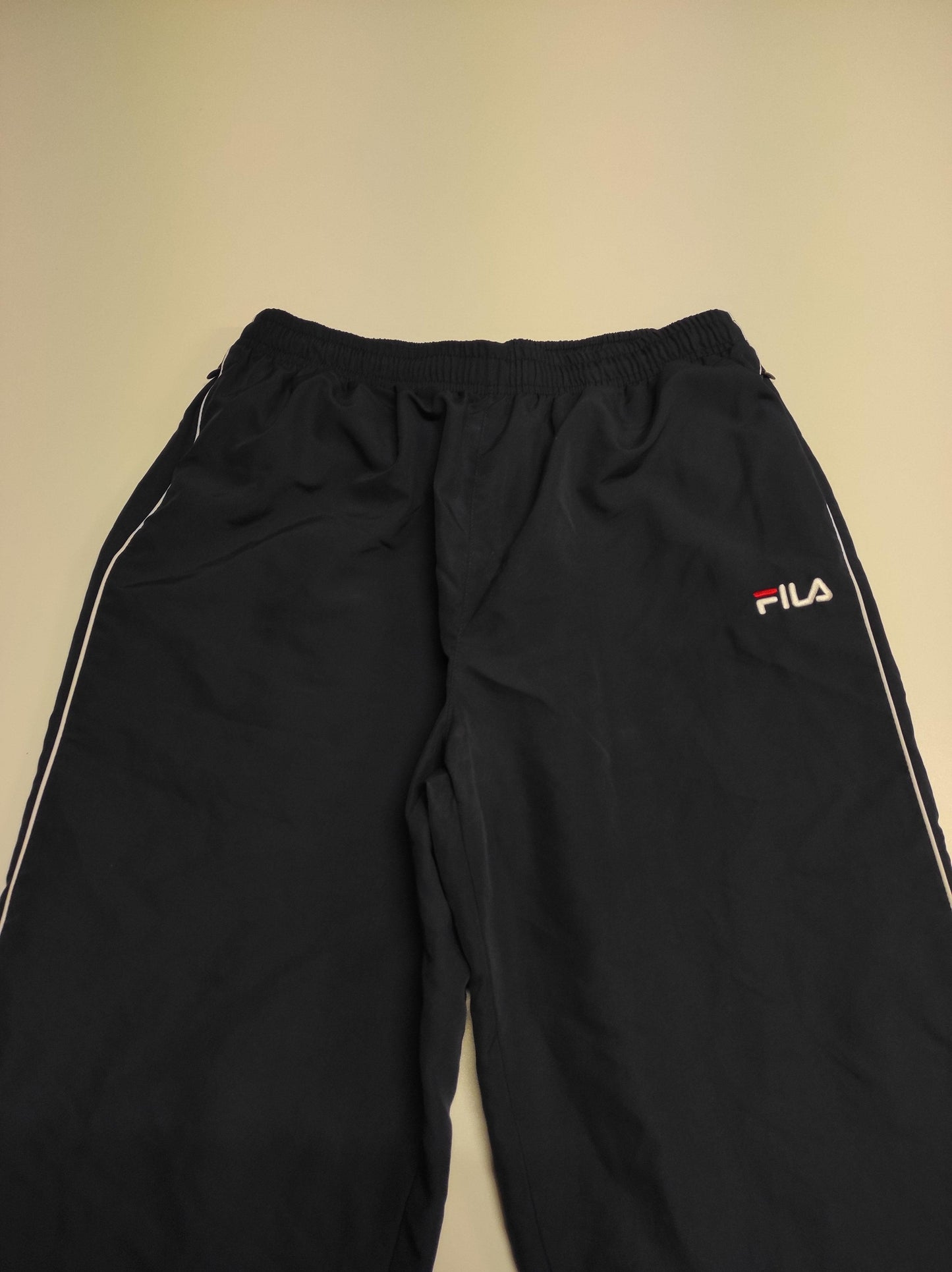 Entdecke unsere Vintage Track Pants von Nike und anderen Marken, erhältlich bei Valuxery.de - Dein Shop für trendige Vintage - Kleidung. Unsere Track Pants sind aus hochwertigen Materialien und