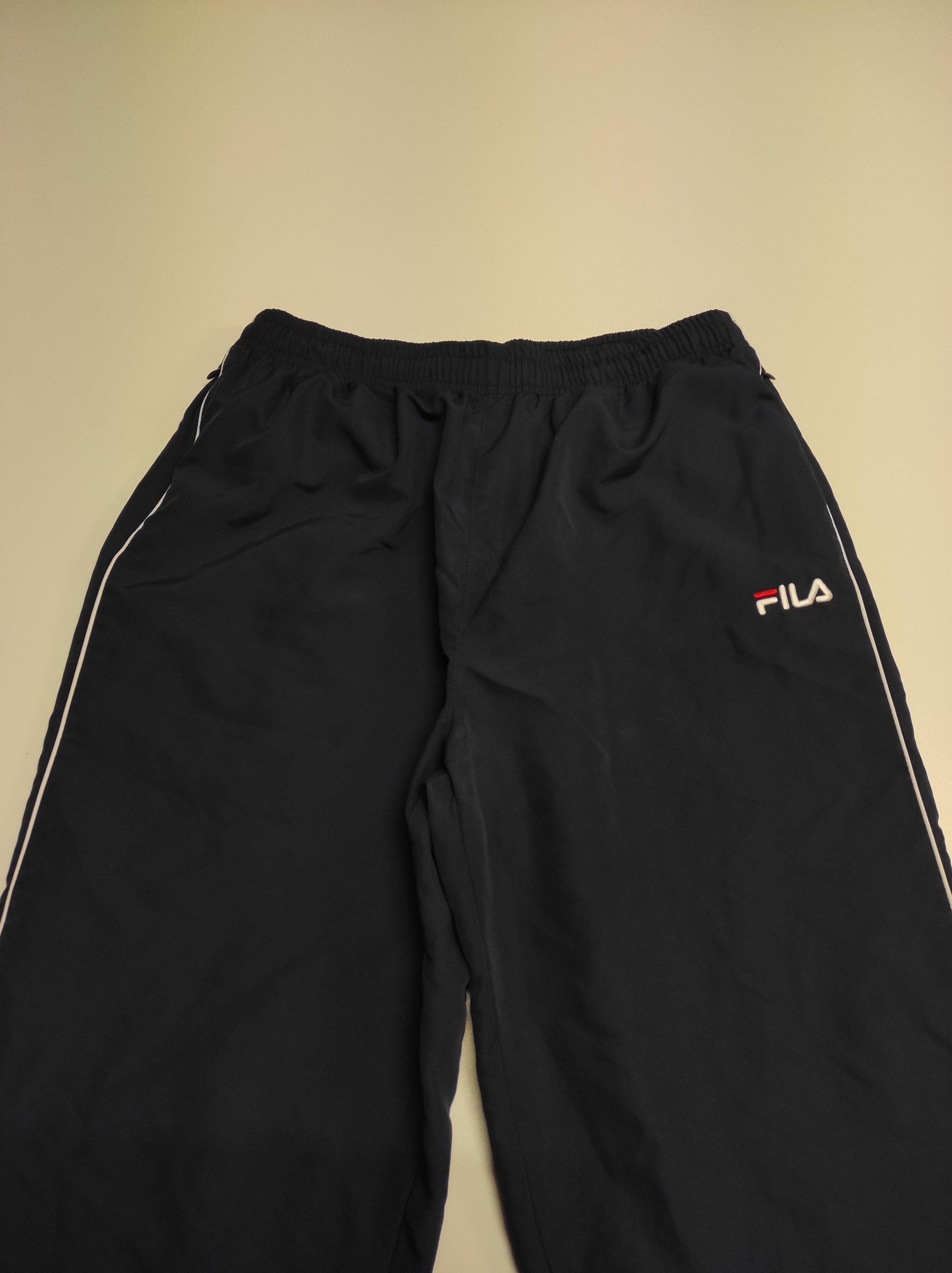 Entdecke unsere Vintage Track Pants von Nike und anderen Marken, erhältlich bei Valuxery.de - Dein Shop für trendige Vintage - Kleidung. Unsere Track Pants sind aus hochwertigen Materialien und