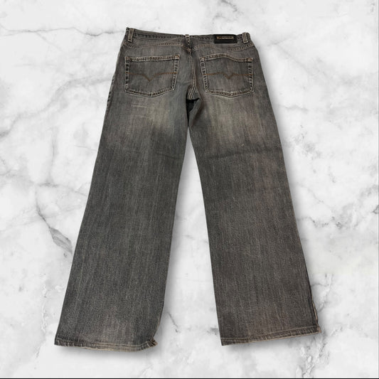 Entdecke unsere Vintage Track Pants von Nike und anderen Marken, erhältlich bei Valuxery.de - Dein Shop für trendige Vintage - Kleidung. Unsere Track Pants sind aus hochwertigen Materialien und