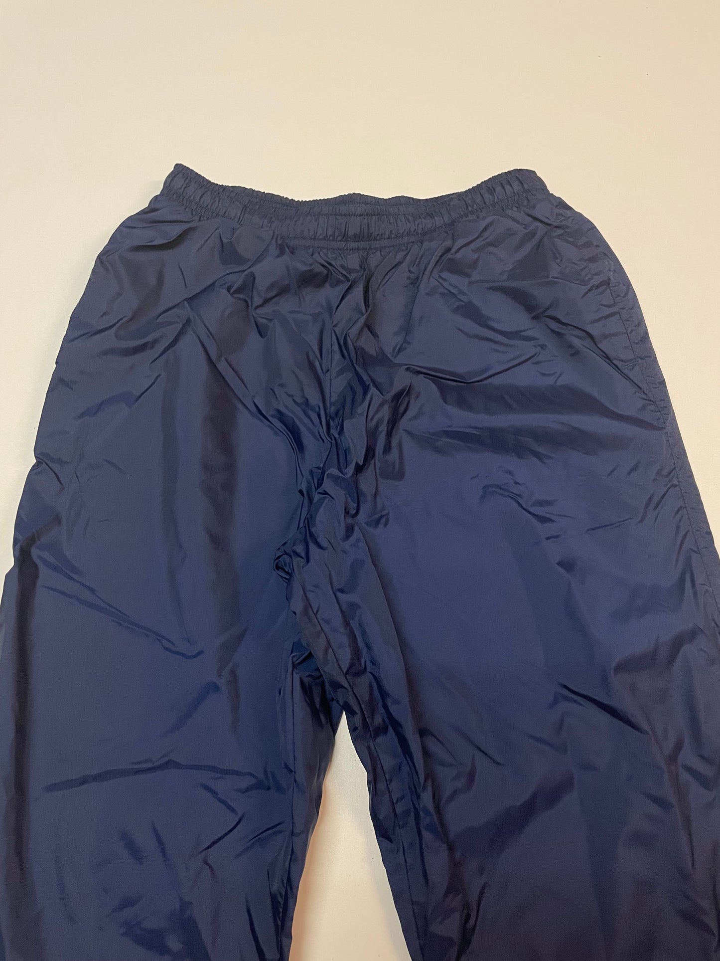 Entdecke unsere Vintage Track Pants von Nike und anderen Marken, erhältlich bei Valuxery.de - Dein Shop für trendige Vintage - Kleidung. Unsere Track Pants sind aus hochwertigen Materialien und
