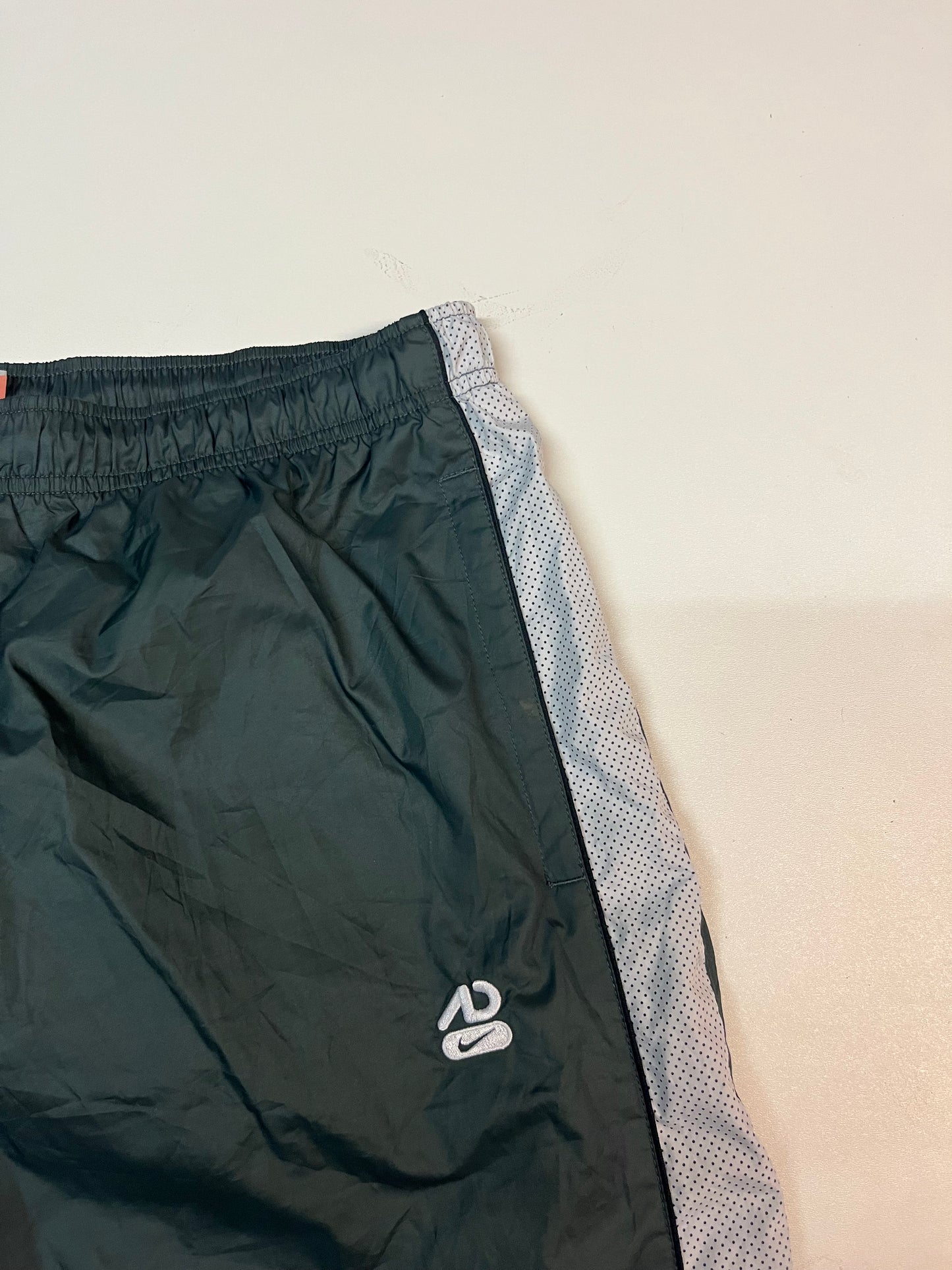 Entdecke unsere Vintage Track Pants von Nike und anderen Marken, erhältlich bei Valuxery.de - Dein Shop für trendige Vintage - Kleidung. Unsere Track Pants sind aus hochwertigen Materialien und