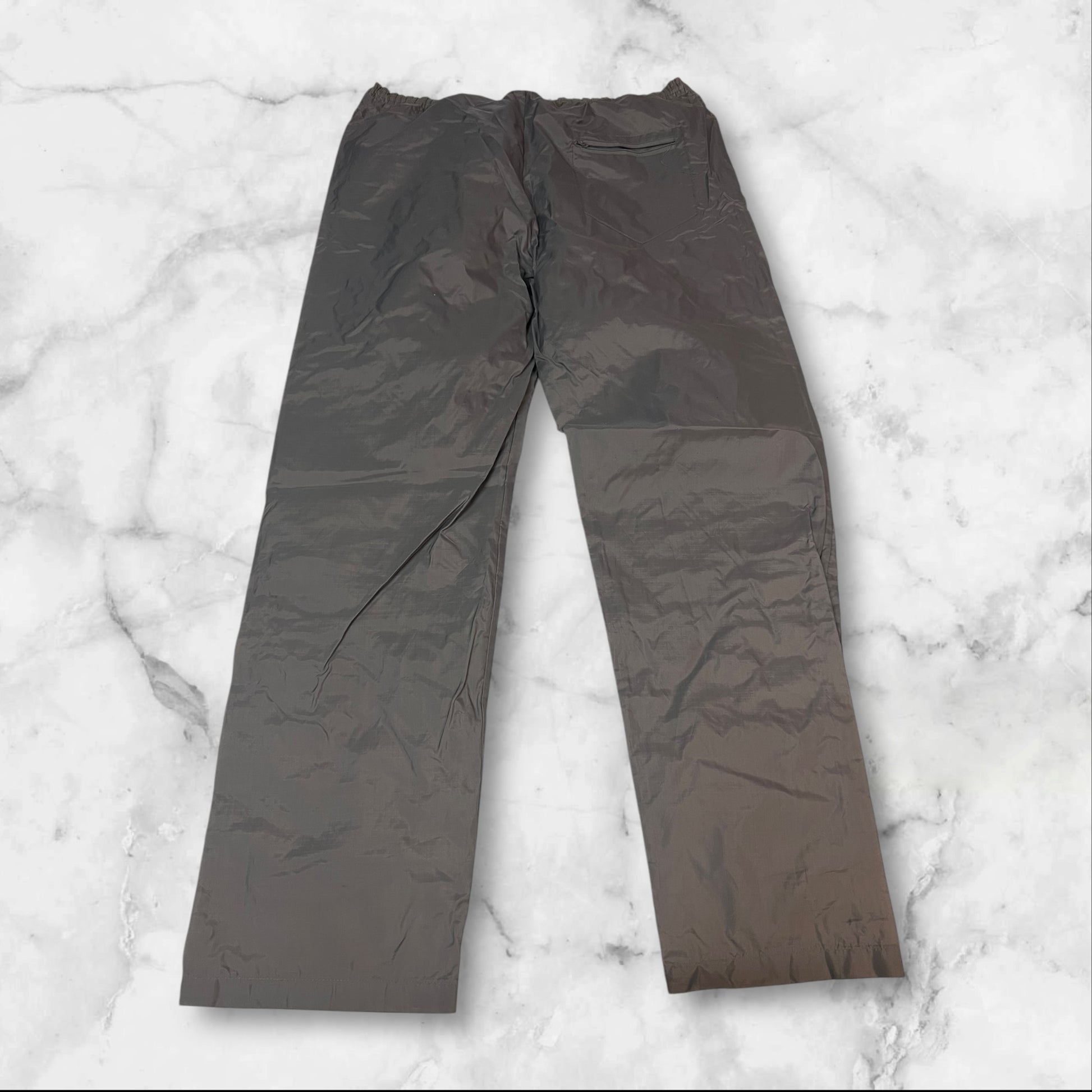 Entdecke unsere Vintage Track Pants von Nike und anderen Marken, erhältlich bei Valuxery.de - Dein Shop für trendige Vintage - Kleidung. Unsere Track Pants sind aus hochwertigen Materialien und