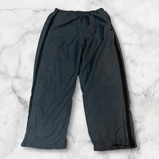 Entdecke unsere Vintage Track Pants von Nike und anderen Marken, erhältlich bei Valuxery.de - Dein Shop für trendige Vintage - Kleidung. Unsere Track Pants sind aus hochwertigen Materialien und