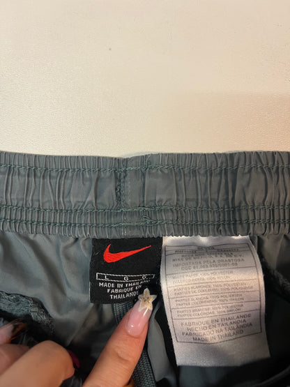Entdecke unsere Vintage Track Pants von Nike und anderen Marken, erhältlich bei Valuxery.de - Dein Shop für trendige Vintage - Kleidung. Unsere Track Pants sind aus hochwertigen Materialien und
