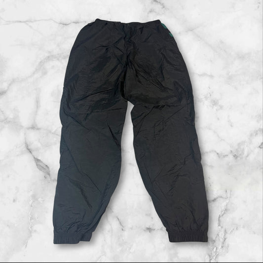 Entdecke unsere Vintage Track Pants von Nike und anderen Marken, erhältlich bei Valuxery.de - Dein Shop für trendige Vintage - Kleidung. Unsere Track Pants sind aus hochwertigen Materialien und
