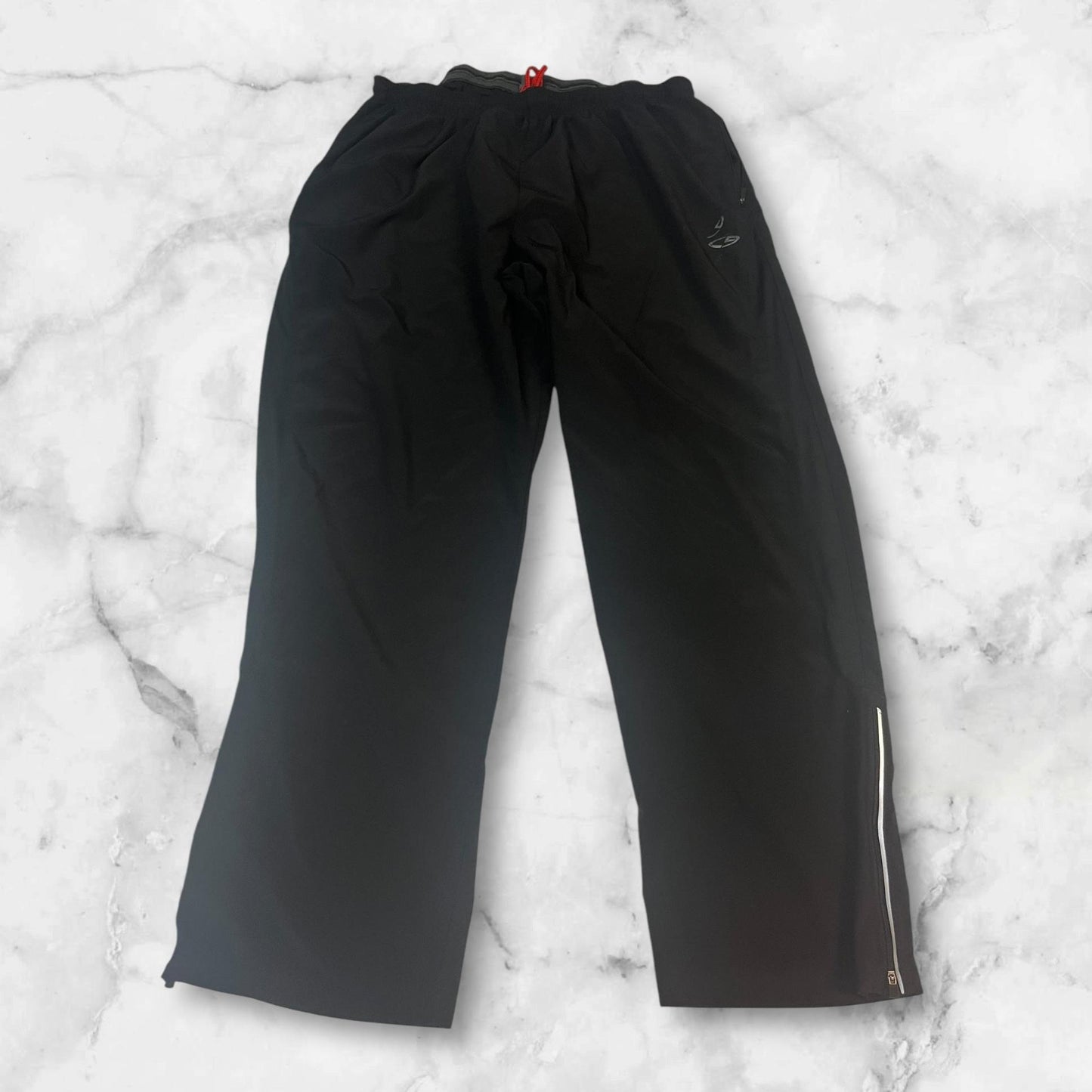 Entdecke unsere Vintage Track Pants von Nike und anderen Marken, erhältlich bei Valuxery.de - Dein Shop für trendige Vintage - Kleidung. Unsere Track Pants sind aus hochwertigen Materialien und