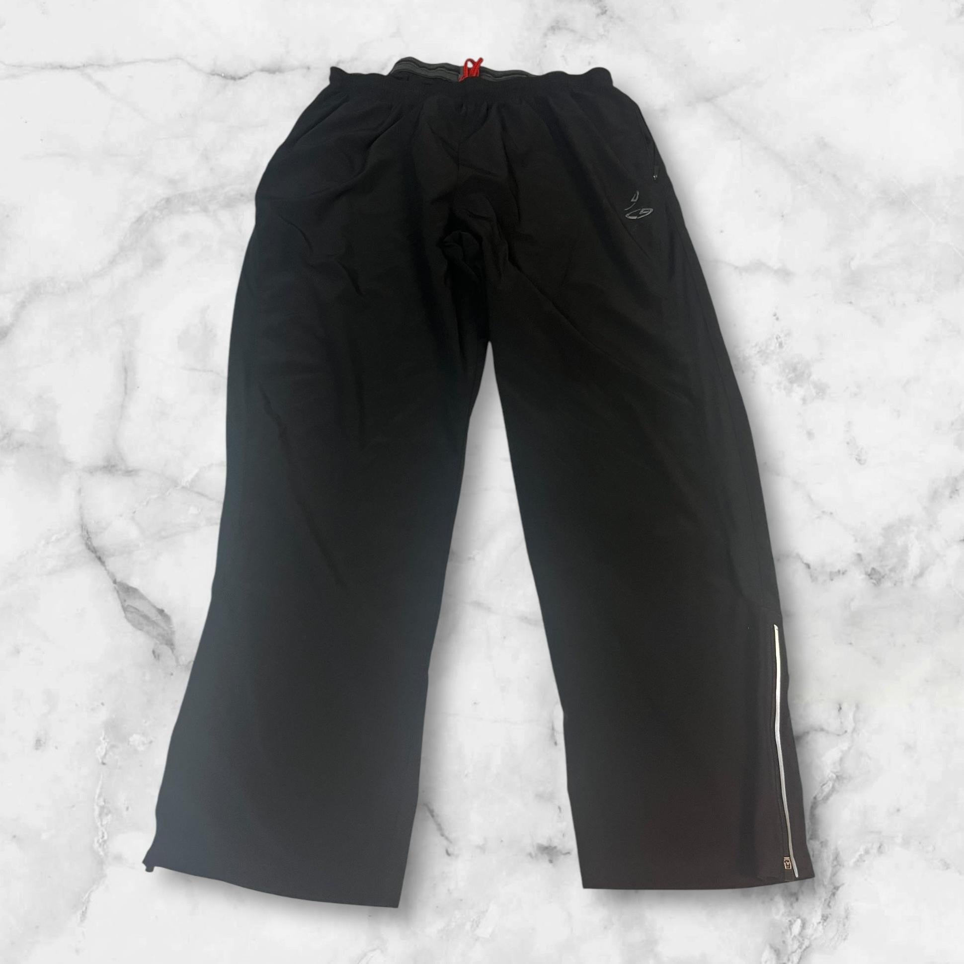 Entdecke unsere Vintage Track Pants von Nike und anderen Marken, erhältlich bei Valuxery.de - Dein Shop für trendige Vintage - Kleidung. Unsere Track Pants sind aus hochwertigen Materialien und