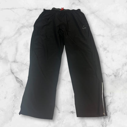 Entdecke unsere Vintage Track Pants von Nike und anderen Marken, erhältlich bei Valuxery.de - Dein Shop für trendige Vintage - Kleidung. Unsere Track Pants sind aus hochwertigen Materialien und
