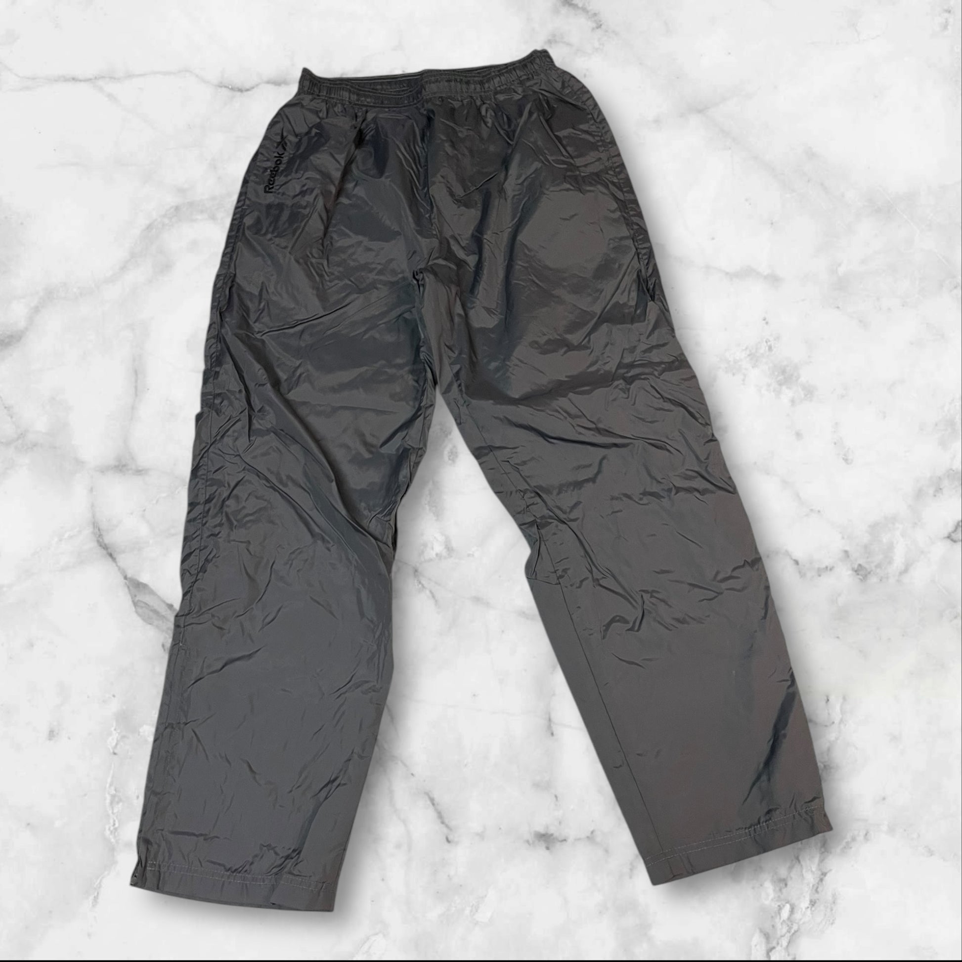 Entdecke unsere Vintage Track Pants von Nike und anderen Marken, erhältlich bei Valuxery.de - Dein Shop für trendige Vintage - Kleidung. Unsere Track Pants sind aus hochwertigen Materialien und