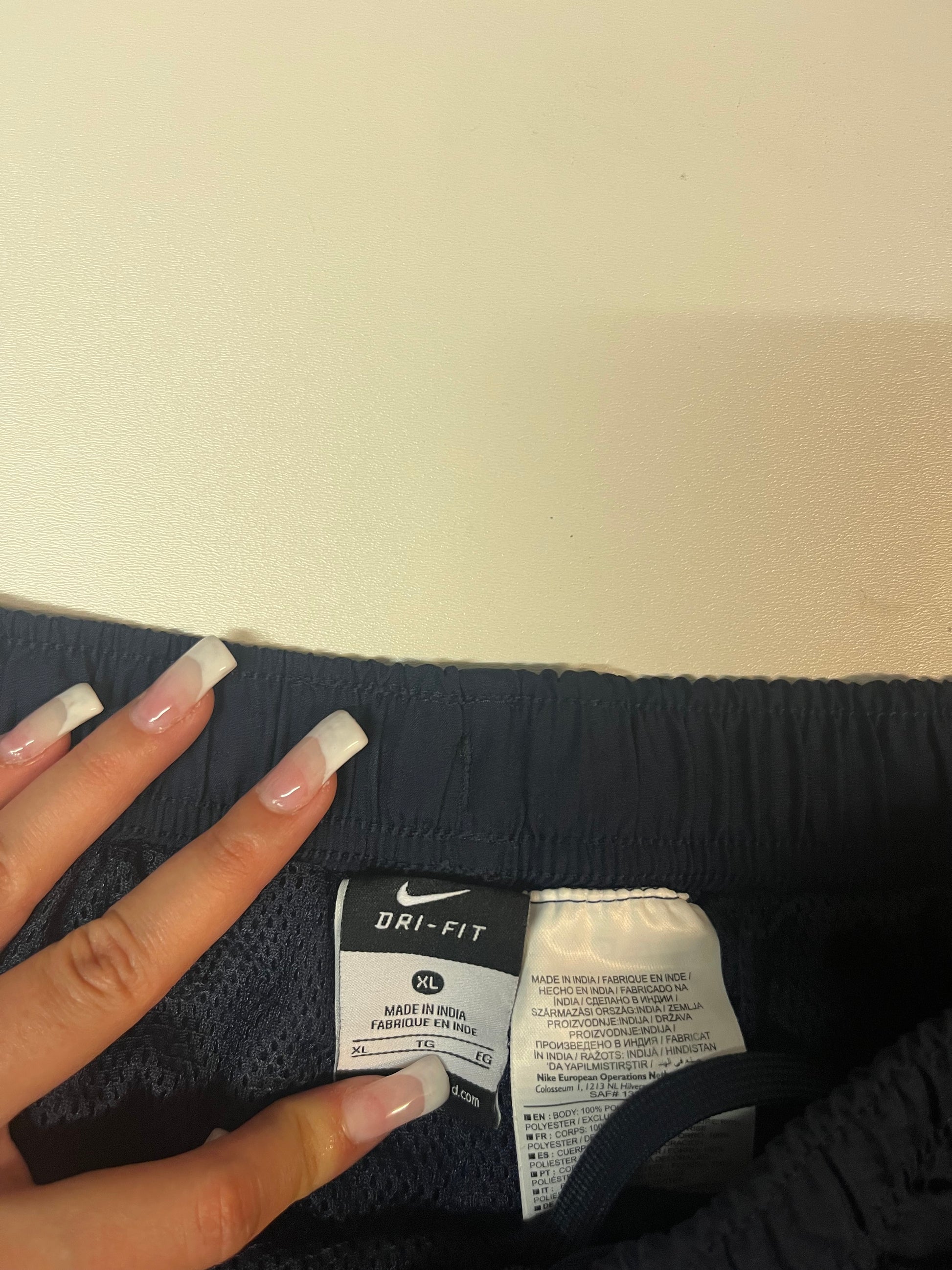 Entdecke unsere Vintage Track Pants von Nike und anderen Marken, erhältlich bei Valuxery.de - Dein Shop für trendige Vintage - Kleidung. Unsere Track Pants sind aus hochwertigen Materialien und