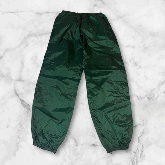 Entdecke unsere Vintage Track Pants von Nike und anderen Marken, erhältlich bei Valuxery.de - Dein Shop für trendige Vintage - Kleidung. Unsere Track Pants sind aus hochwertigen Materialien und