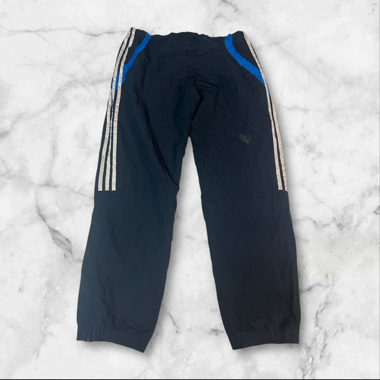 Entdecke unsere Vintage Track Pants von Nike und anderen Marken, erhältlich bei Valuxery.de - Dein Shop für trendige Vintage - Kleidung. Unsere Track Pants sind aus hochwertigen Materialien und