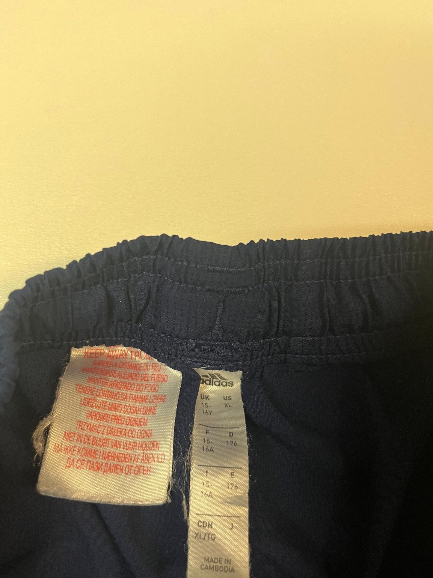 Entdecke unsere Vintage Track Pants von Nike und anderen Marken, erhältlich bei Valuxery.de - Dein Shop für trendige Vintage - Kleidung. Unsere Track Pants sind aus hochwertigen Materialien und