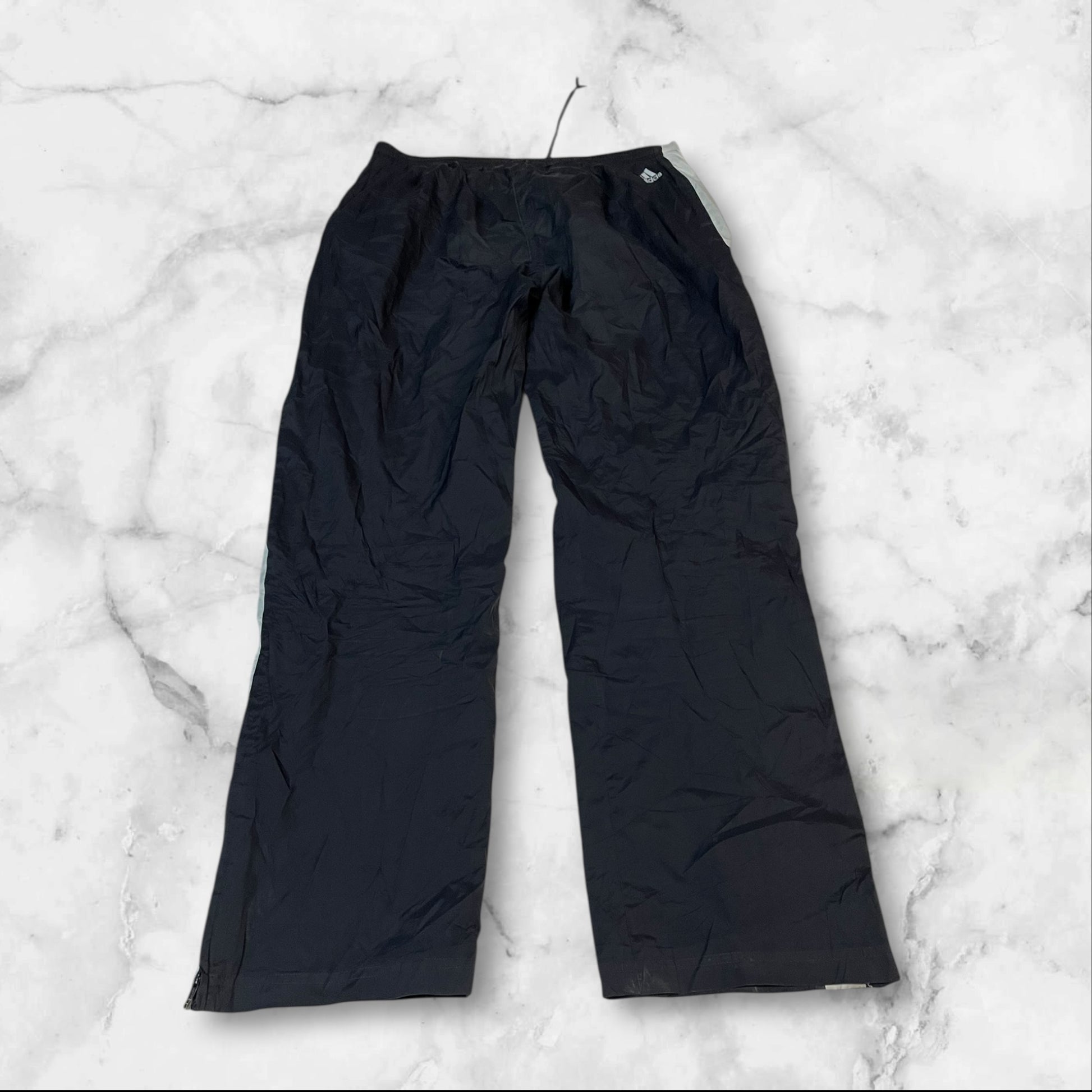 Entdecke unsere Vintage Track Pants von Nike und anderen Marken, erhältlich bei Valuxery.de - Dein Shop für trendige Vintage - Kleidung. Unsere Track Pants sind aus hochwertigen Materialien und