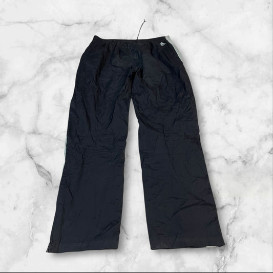 Entdecke unsere Vintage Track Pants von Nike und anderen Marken, erhältlich bei Valuxery.de - Dein Shop für trendige Vintage - Kleidung. Unsere Track Pants sind aus hochwertigen Materialien und