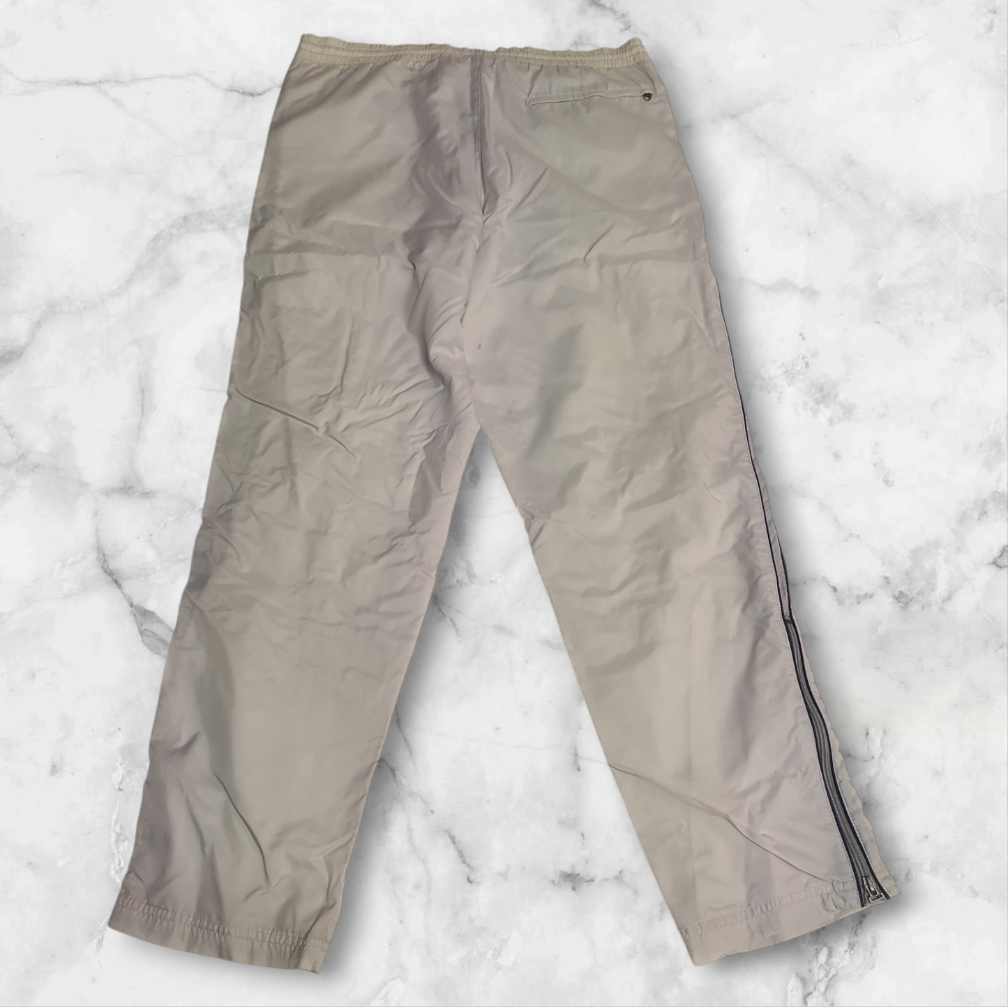 Entdecke unsere Vintage Track Pants von Nike und anderen Marken, erhältlich bei Valuxery.de - Dein Shop für trendige Vintage - Kleidung. Unsere Track Pants sind aus hochwertigen Materialien und