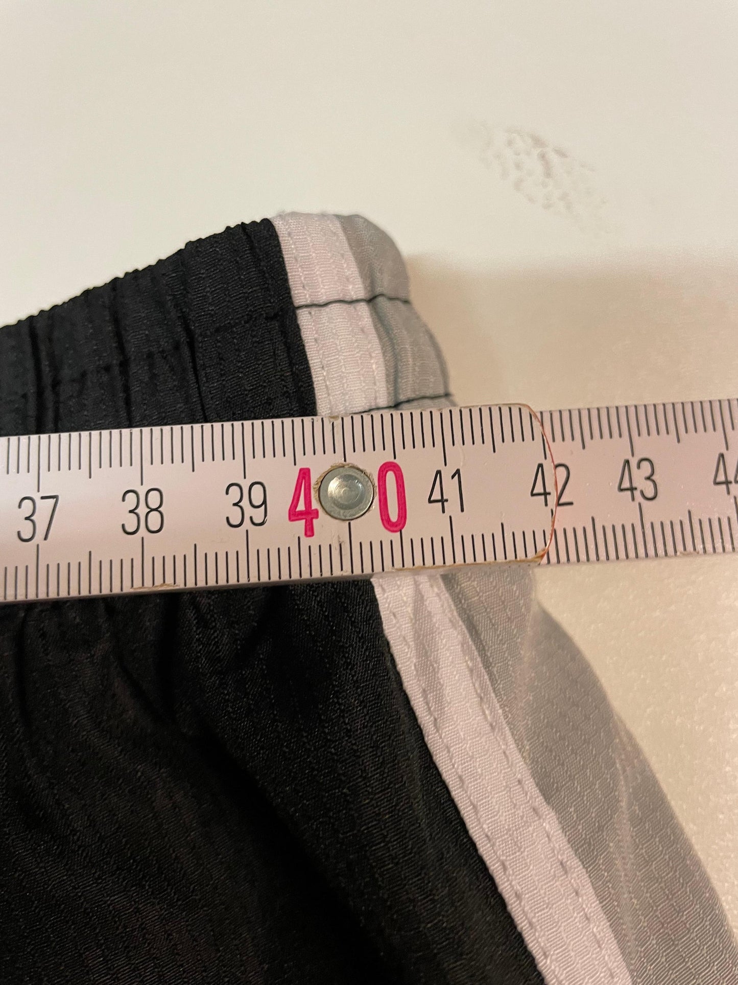 Entdecke unsere Vintage Track Pants von Nike und anderen Marken, erhältlich bei Valuxery.de - Dein Shop für trendige Vintage - Kleidung. Unsere Track Pants sind aus hochwertigen Materialien und