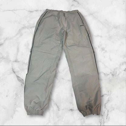 Entdecke unsere Vintage Track Pants von Nike und anderen Marken, erhältlich bei Valuxery.de - Dein Shop für trendige Vintage - Kleidung. Unsere Track Pants sind aus hochwertigen Materialien und