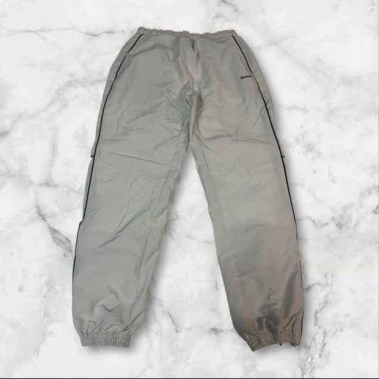 Entdecke unsere Vintage Track Pants von Nike und anderen Marken, erhältlich bei Valuxery.de - Dein Shop für trendige Vintage - Kleidung. Unsere Track Pants sind aus hochwertigen Materialien und