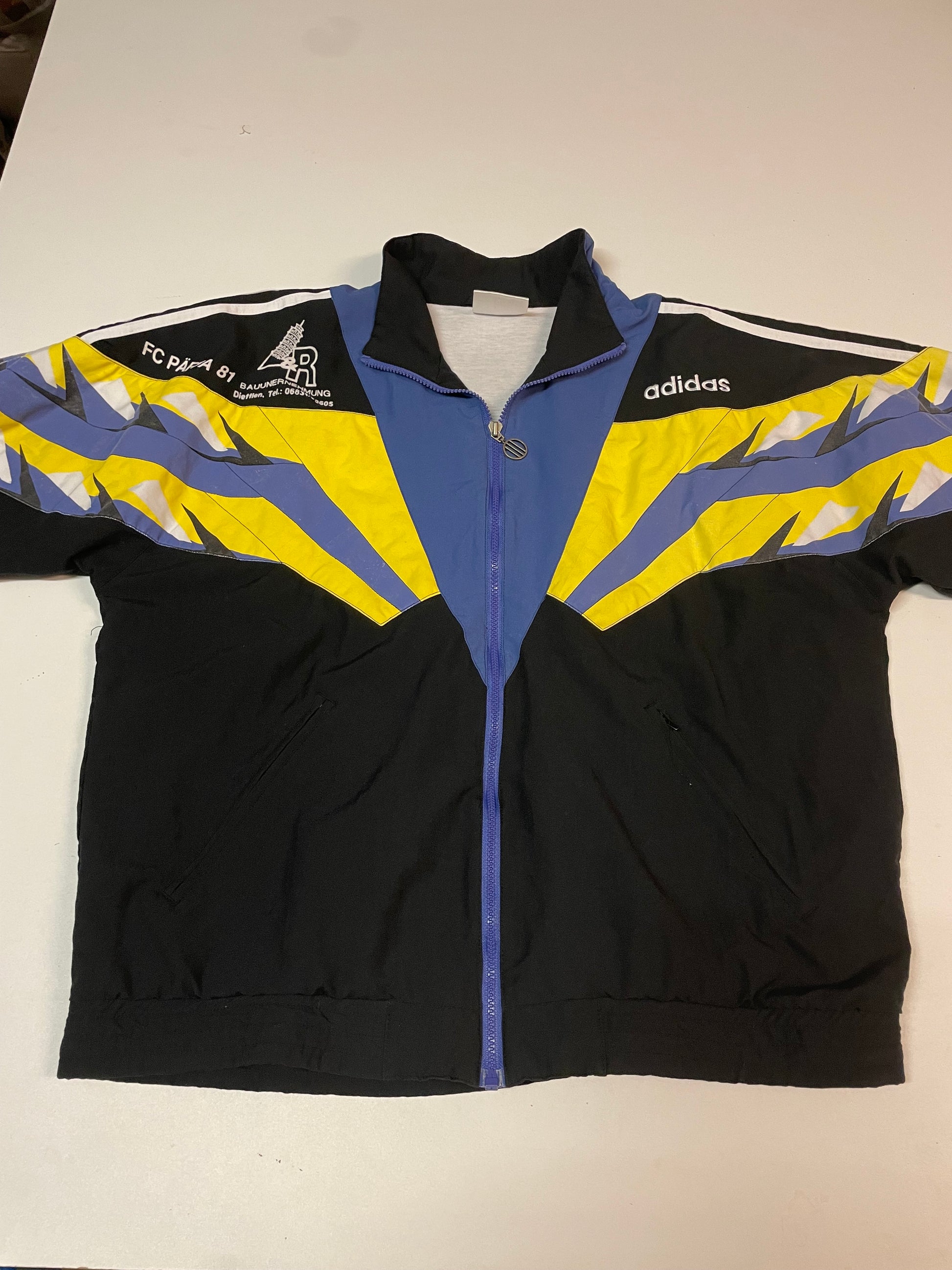 Entdecke unsere Vintage Track Pants von Nike und anderen Marken, erhältlich bei Valuxery.de - Dein Shop für trendige Vintage - Kleidung. Unsere Track Pants sind aus hochwertigen Materialien und
