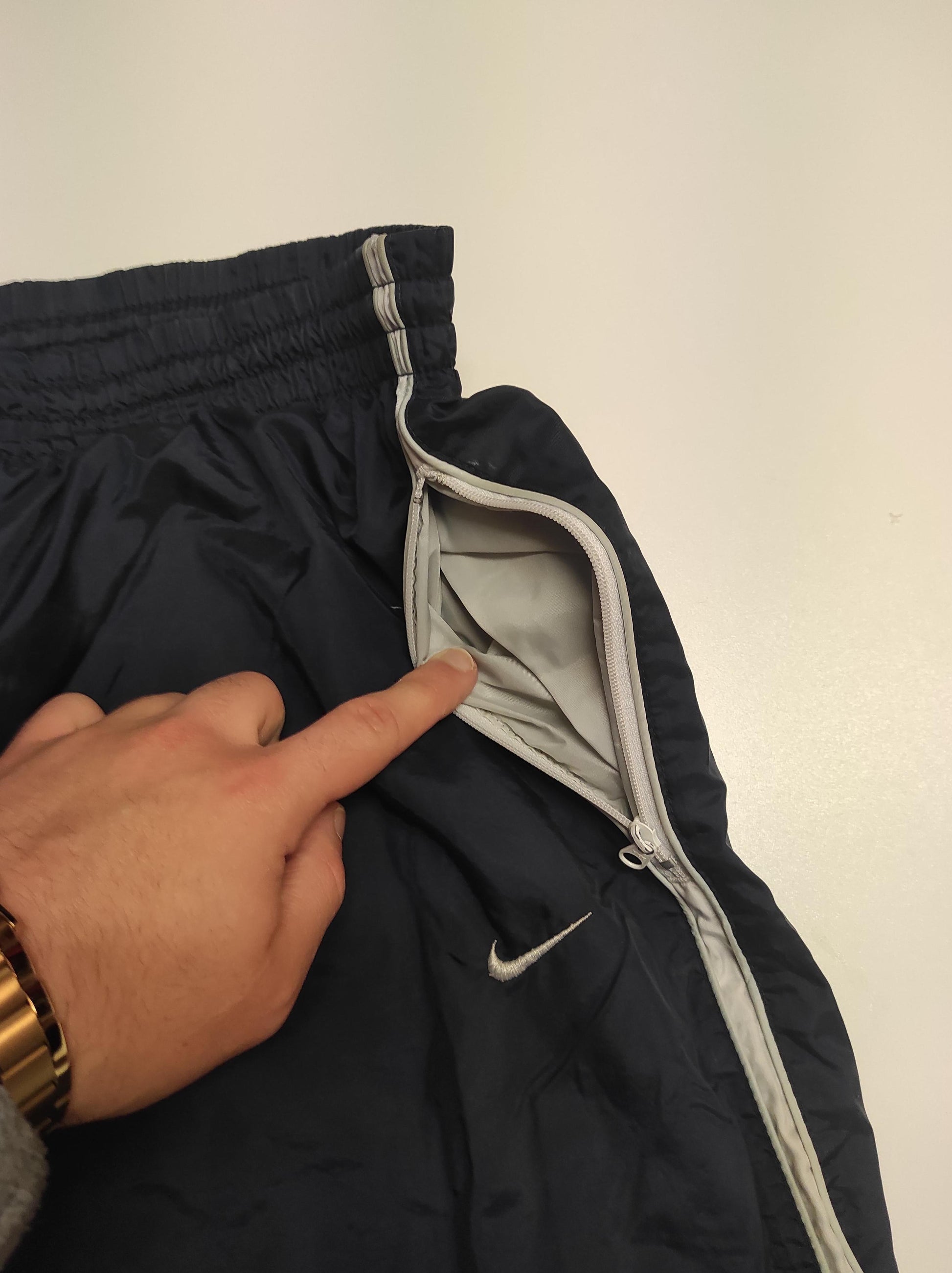 Entdecke unsere Vintage Track Pants von Nike und anderen Marken, erhältlich bei Valuxery.de - Dein Shop für trendige Vintage - Kleidung. Unsere Track Pants sind aus hochwertigen Materialien und