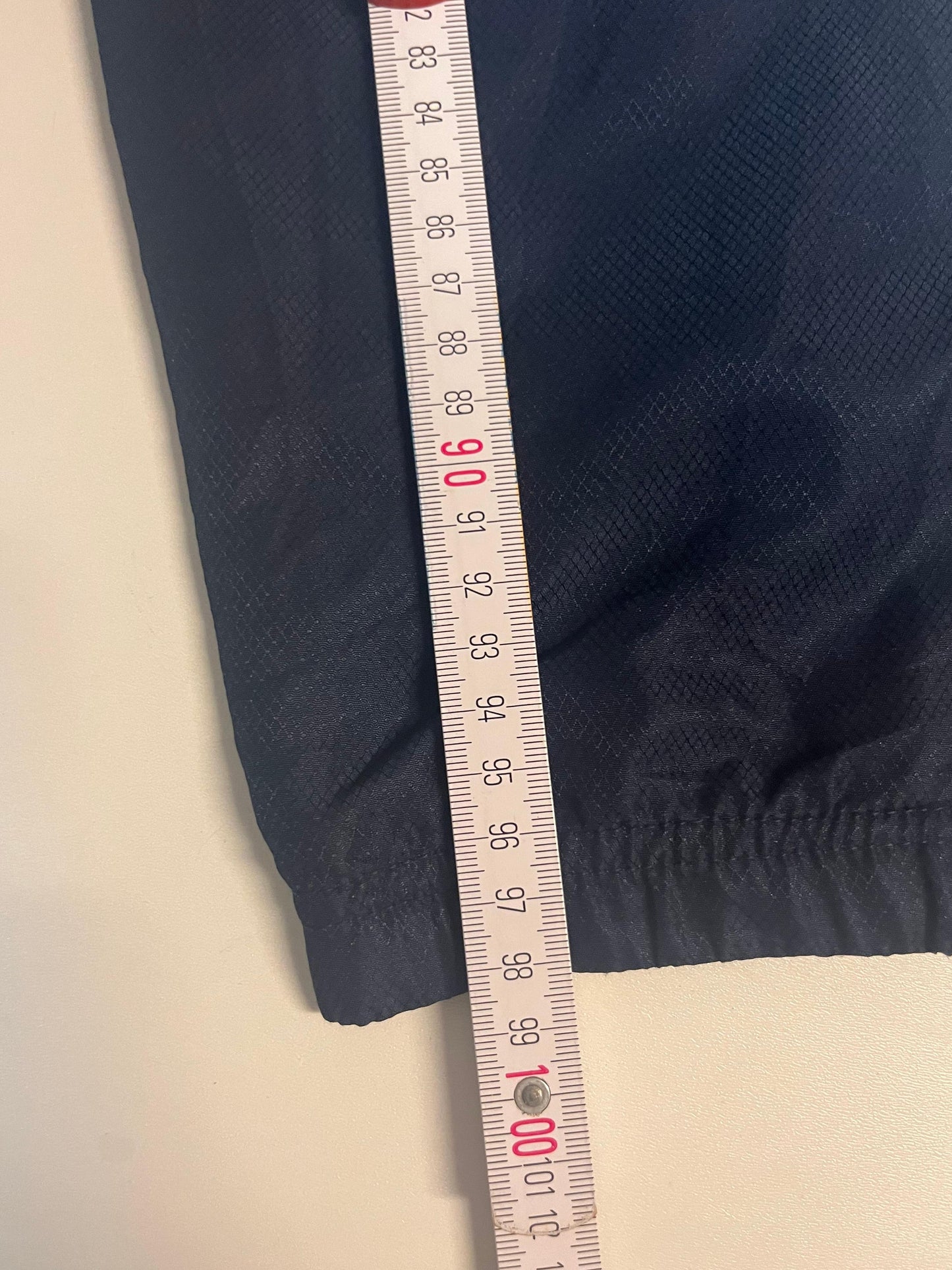 Entdecke unsere Vintage Track Pants von Nike und anderen Marken, erhältlich bei Valuxery.de - Dein Shop für trendige Vintage - Kleidung. Unsere Track Pants sind aus hochwertigen Materialien und