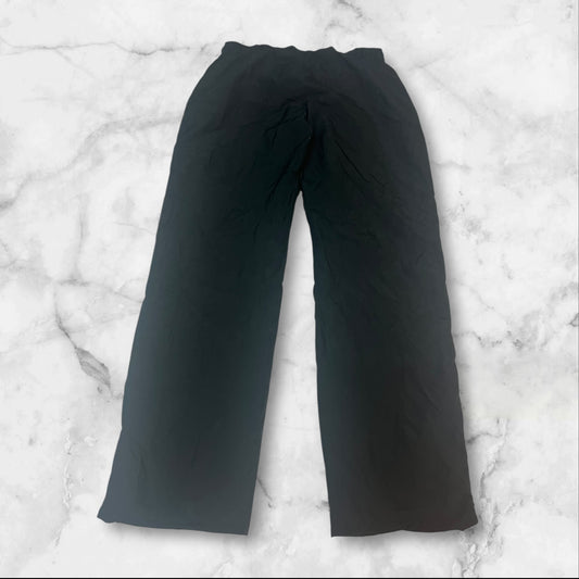 Entdecke unsere Vintage Track Pants von Nike und anderen Marken, erhältlich bei Valuxery.de - Dein Shop für trendige Vintage - Kleidung. Unsere Track Pants sind aus hochwertigen Materialien und