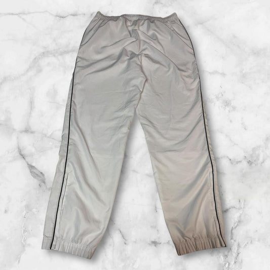 Entdecke unsere Vintage Track Pants von Nike und anderen Marken, erhältlich bei Valuxery.de - Dein Shop für trendige Vintage - Kleidung. Unsere Track Pants sind aus hochwertigen Materialien und