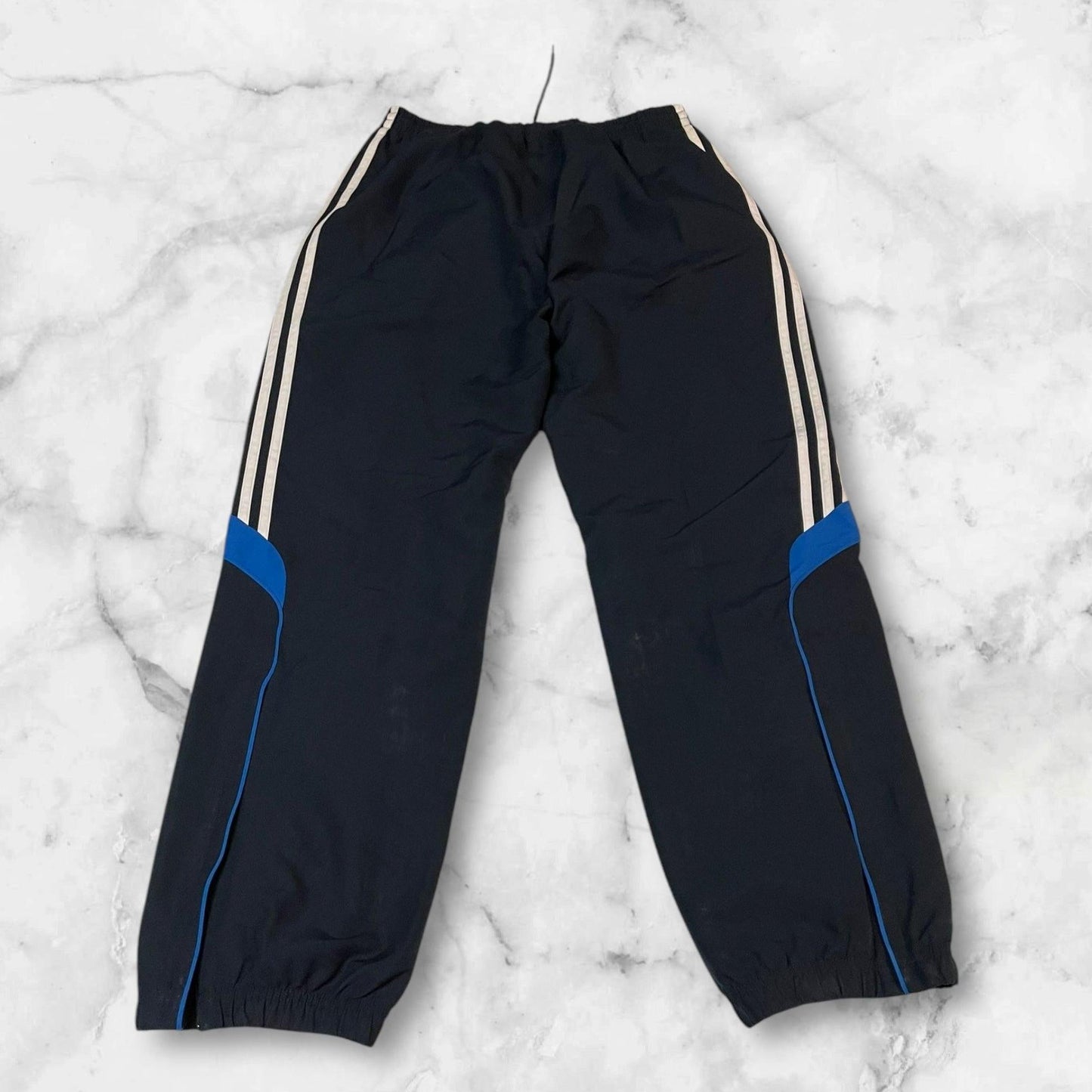 Entdecke unsere Vintage Track Pants von Nike und anderen Marken, erhältlich bei Valuxery.de - Dein Shop für trendige Vintage - Kleidung. Unsere Track Pants sind aus hochwertigen Materialien und