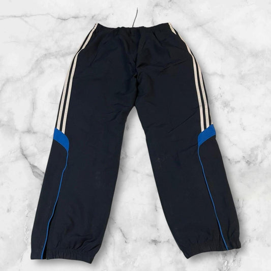 Entdecke unsere Vintage Track Pants von Nike und anderen Marken, erhältlich bei Valuxery.de - Dein Shop für trendige Vintage - Kleidung. Unsere Track Pants sind aus hochwertigen Materialien und