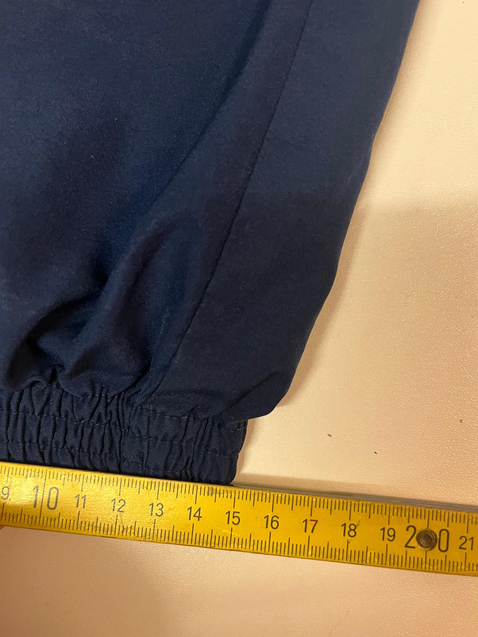 Entdecke unsere Vintage Track Pants von Nike und anderen Marken, erhältlich bei Valuxery.de - Dein Shop für trendige Vintage - Kleidung. Unsere Track Pants sind aus hochwertigen Materialien und