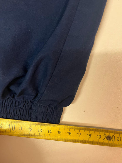 Entdecke unsere Vintage Track Pants von Nike und anderen Marken, erhältlich bei Valuxery.de - Dein Shop für trendige Vintage - Kleidung. Unsere Track Pants sind aus hochwertigen Materialien und
