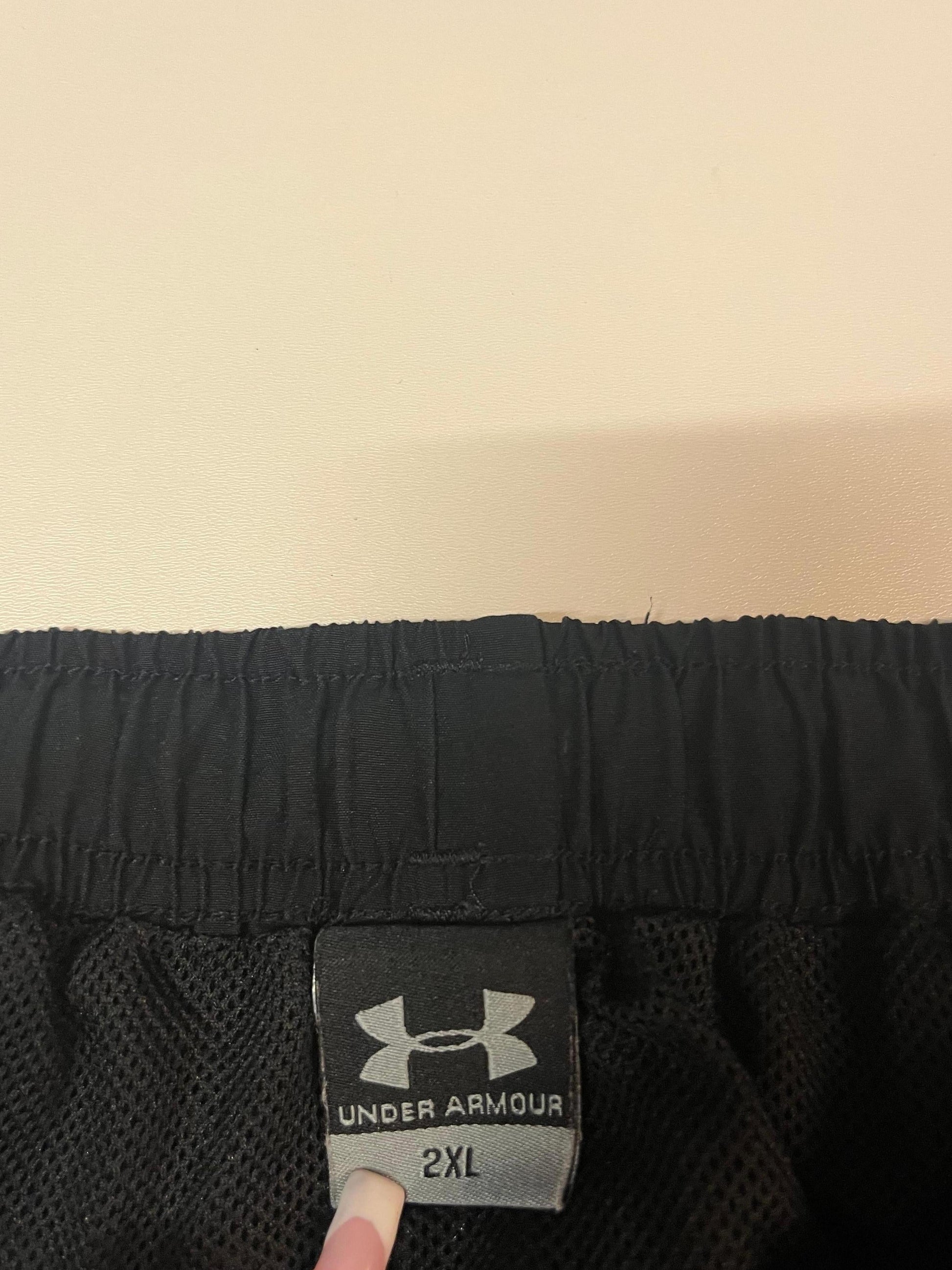 Entdecke unsere Vintage Track Pants von Nike und anderen Marken, erhältlich bei Valuxery.de - Dein Shop für trendige Vintage - Kleidung. Unsere Track Pants sind aus hochwertigen Materialien und
